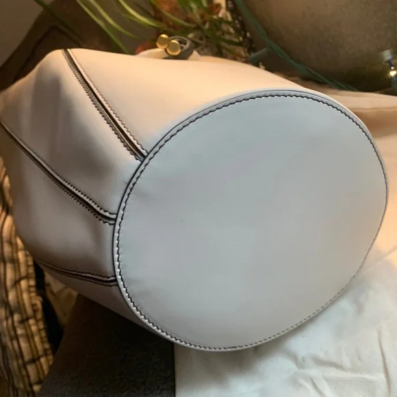 Authentic TORY BURCH CALF leather drawstrings bucket bag - Picture 2 of 16